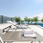 Adriatic With Pool Apartmán