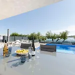 Adriatic With Pool Apartmán *